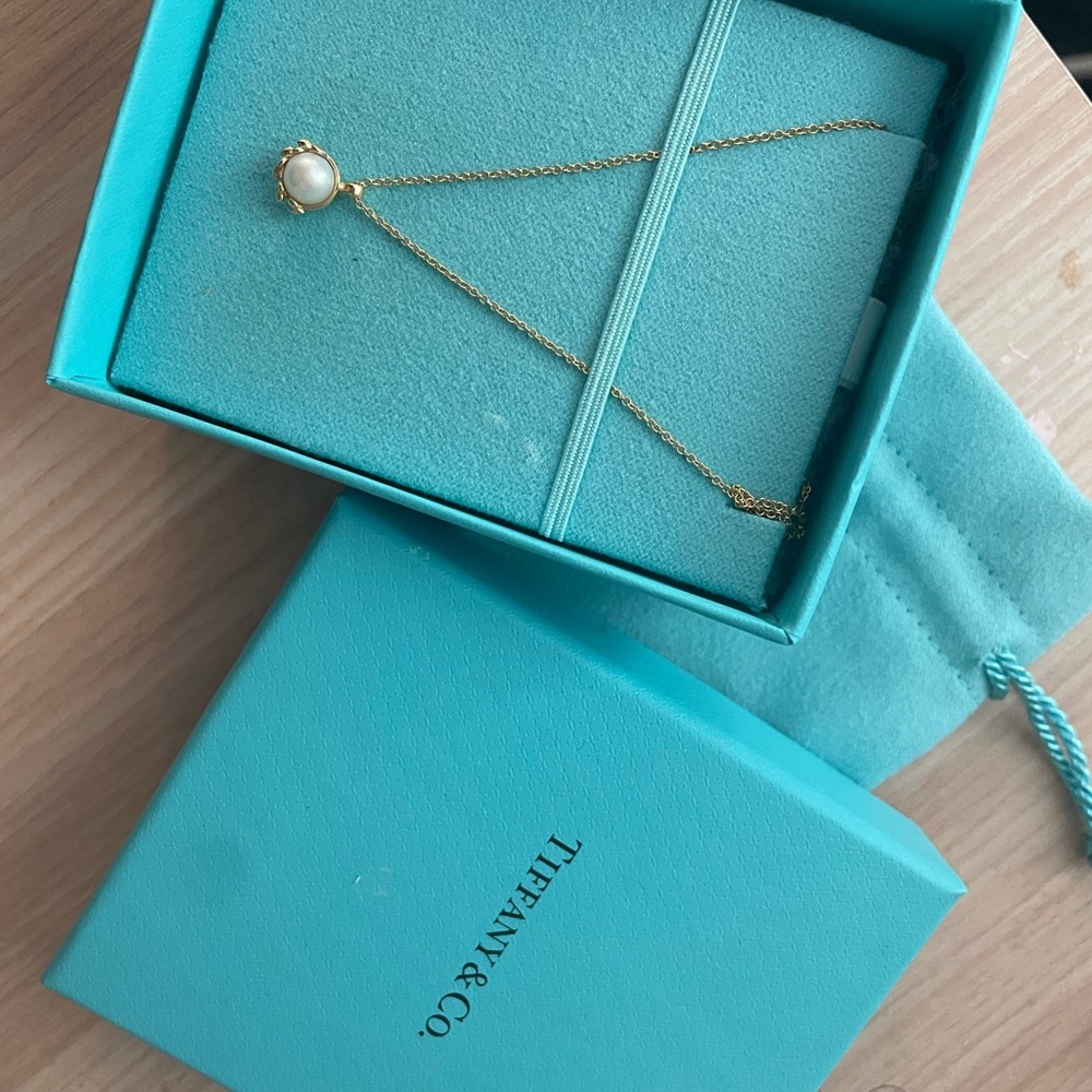 Tiffany olive leaf pendant